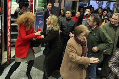 Altercado entre clientas de las rebajas en la entrada de El Corte Inglés de la calle de Preciados.