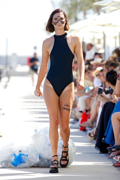 Los bañadores y bikinis de Allsisters están confeccionados con plásticos reciclados. La modelo que abrió el desfile escenficó uno de los ‘ghost nets’ de plásticos que se encuentran habitualmente en el mar.