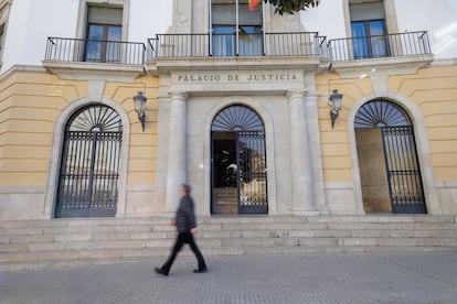 La fachada del edificio de la Audiencia Provincial de Cádiz, ubicado en las inmediaciones de las Puertas de Tierra de la capital.