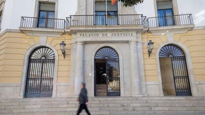 La fachada del edificio de la Audiencia Provincial de Cádiz, ubicado en las inmediaciones de las Puertas de Tierra de la capital.