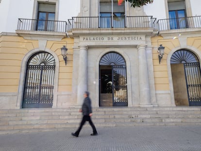 La fachada del edificio de la Audiencia Provincial de Cádiz, ubicado en las inmediaciones de las Puertas de Tierra de la capital.