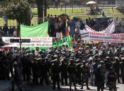 Cientos de seguidores de Correa se manifiestan ayer en Quito contra los políticos que se oponen a la reforma constitucional.