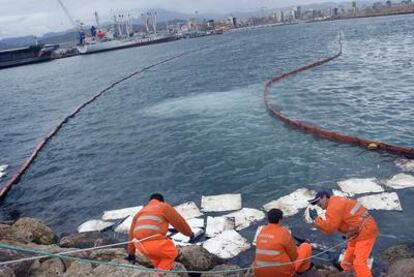 Trabajos de limpieza del fuel vertido por un barco en el puerto de Gandía (Valencia), en 2006.