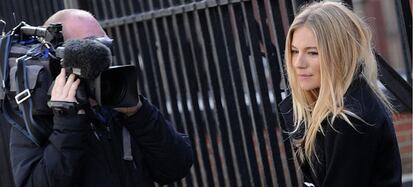 Sienna Miller sale del Tribunal londinense donde declaró en el juicio de las escuchas telefónicas de los tabloides británicos, el 24 de noviembre de 2011