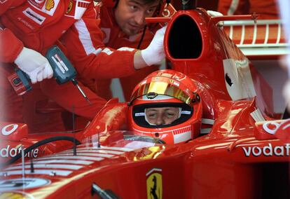 Schumacher en su monoplaza antes de comenzar el entrenamiento para la temporada 2006 en el circuito de Cheste (Valencia).