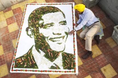 Un artista hindú muestra un retrato de Barack Obama hecho con vegetales.