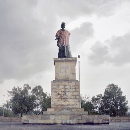 'Turistas: Isabel entregando un contrato' (2012), obra de Iván Argote (expuesta en la Galería ADN, de Barcelona).