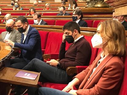 La líder de los comuns, Jéssica Albiach, en el pleno del Parlament, junto a David Cid. / EUROPA PRESS