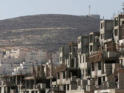 Construcci&oacute;n de viviendas en el asentamiento de Givat Zeev, cerca de Jerusal&eacute;n.