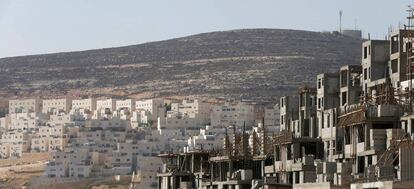 Construcci&oacute;n de viviendas en el asentamiento de Givat Zeev, cerca de Jerusal&eacute;n.
