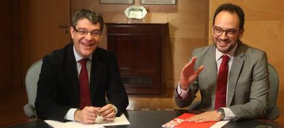 Energy Minister Álvaro Nadal and PSOE spokesman Antonio Hernando.