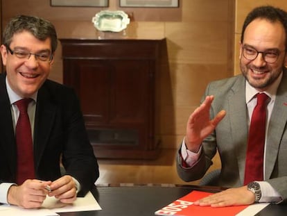 Energy Minister Álvaro Nadal and PSOE spokesman Antonio Hernando.