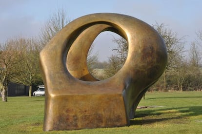 Escultura &#039;Double Oval&#039; (1966), de Henry Moore. 