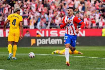 Portu festeja su segundo tanto y el cuarto del Girona frente al Barcelona.