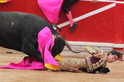 Jim&eacute;nez Fortes, arrollado por su primer miura, al que cort&oacute; una oreja. 