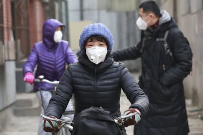 Habitantes com máscaras durante o alerta por poluição em dezembro em Pequim.