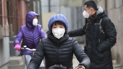 Habitantes com máscaras durante o alerta por poluição em dezembro em Pequim.