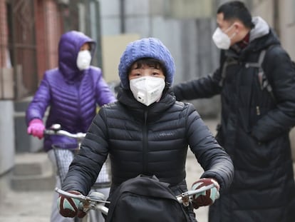 Habitantes com máscaras durante o alerta por poluição em dezembro em Pequim.