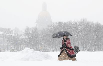 Una actriz vestida de época camina por un paisaje nevado en San Petersburgo (Rusia).