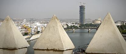 Las obras de la Torre Pelli vistas desde la Torre del Oro de sevilla. 