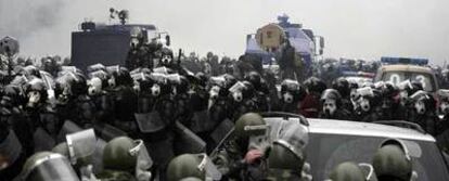 La policía <b>antidisturbios </b>se prepara para dispersar la manifestación convocada, ayer en Tbilisi, frente al Parlamento.