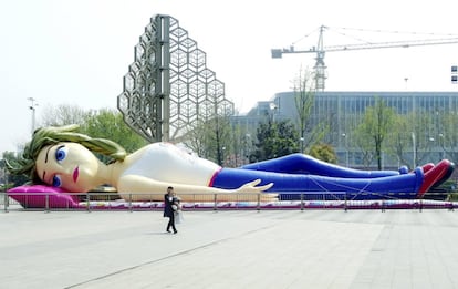 Castillo hinchable con forma de mujer, de 30 metros de largo por 7 de ancho, en cuyo interior pueden jugar los niños en la plaza de Nanjing, China.