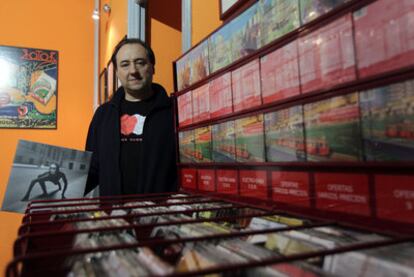 Andrés Noarbe, en su tienda de discos Rotor.