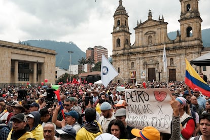 Miles de personas llenaron la plaza Bolívar en el centro de Bogotá. 