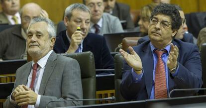 El presidente andaluz, José Antonio Griñán, y el vicepresidente Diego Valderas, en el Parlamento.
