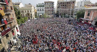 Miles de personas tomaron ayer la plaza de la Mare de Déu, sin toldo por tercer año consecutivo.