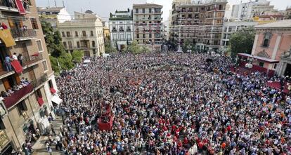 Miles de personas tomaron ayer la plaza de la Mare de D&eacute;u, sin toldo por tercer a&ntilde;o consecutivo.