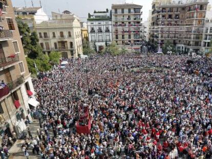 Miles de personas tomaron ayer la plaza de la Mare de D&eacute;u, sin toldo por tercer a&ntilde;o consecutivo.