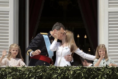 Los Reyes junto a sus hijas, Leonor, princesa de Asturias, y la infanta Sofía se besan en el balcón central del Palacio de Oriente a los ciudadanos que se han congregado para rendirles homenaje tras el acto de proclamación celebrado en el Congreso de los Diputados.