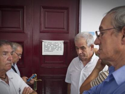 Trabajadores del ayuntamiento de Jerez de la Frontera esperan firmar su despido. 