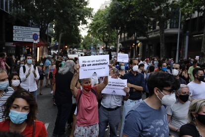 Manifestación en solidaridad con Segundo Fuentes, el hombre de 58 años que se suicidó en el barrio de Sants antes de ser desahuciado.