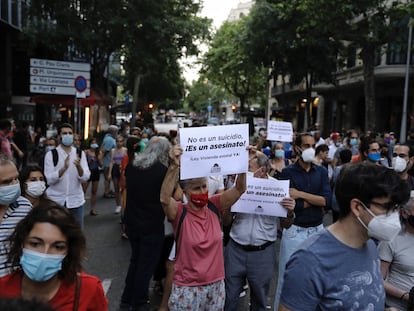 Manifestación en solidaridad con Segundo Fuentes, el hombre de 58 años que se suicidó en el barrio de Sants antes de ser desahuciado.