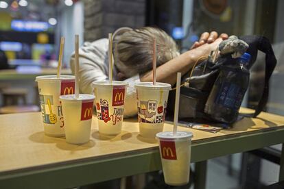 La muerte de una mujer que dormía en un McDonald´s en Hong Kong el pasado octubre ha centrado la atención en las personas sin hogar que pasan la noche en los establecimientos de comida rápida que permanecen abiertos 24 horas. El cuerpo de la mujer sin vida estuvo durante varias horas sobre la mesa sin que los clientes notaran que estaba muerta. En la imagen, un hombre con sus pertenencias en un McDonald´s 24 horas en Hong Kong.