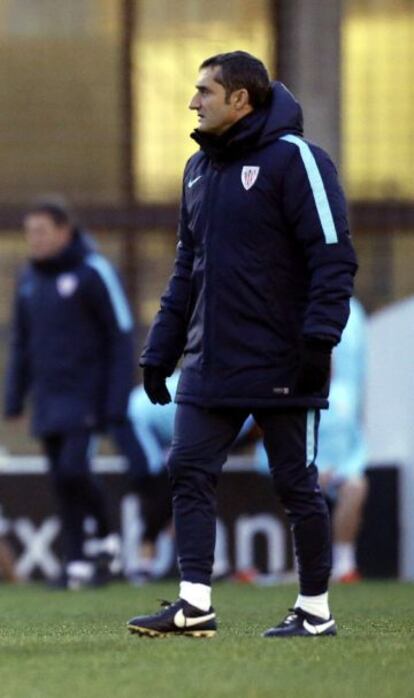 Ernesto Valverde en el entrenamiento del Athletic.