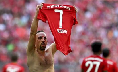 Ribery, del Bayern, muestra su camiseta a la grada.