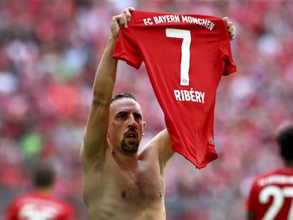 Ribery, del Bayern, muestra su camiseta a la grada.