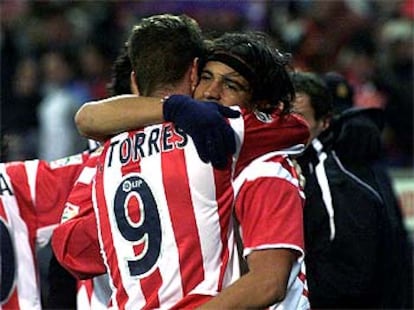 Torres y Correa se abrazan tras el tercer gol del Atlético, una maravillosa jugada del primero culminada por el uruguayo.