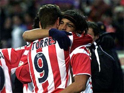 Torres y Correa se abrazan tras el tercer gol del Atlético, una maravillosa jugada del primero culminada por el uruguayo.