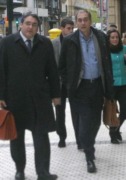 Bravo (a la derecha), ayer con su abogado, Jesús Urraza.