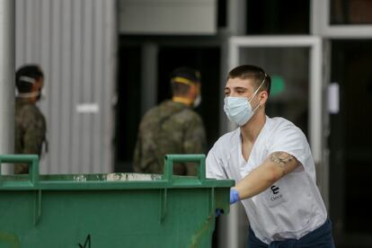 Un miembro del personal de limpieza y almacén, en las inmediaciones del hospital de campaña de Ifema.