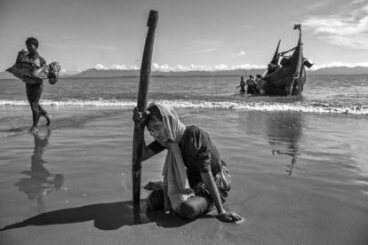 Una mujer refugiada rohingya descansa, exhausta, en la playa después de llegar en barco a la orilla bangladesí del río Naf, en Shah Porir Dwip, después de huir de su aldea en Myanmar.
 Zaw Htay, un portavoz del Gobierno birmano, ha asegurado que los insurgentes tratan de retrasar la repatriación de los refugiados de Bangladesh bajo un plan en el que ambos gobiernos han estado trabajando. "ARSA tiene como objetivo asustar a aquellos que están considerando regresar, para mostrar que la región no es pacífica", ha señalado Zaw Htay.