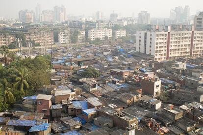 Dharavi es uno de los guetos más densamente poblados de toda Asia: alrededor de un millón de personas habitan los dos kilómetros cuadrados de este 'slum' en el centro de Bombay.