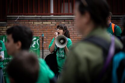 Además, ha habido una docena de grandes manifestaciones en otros municipios de la comunidad y cerca de un centenar de piquetes frente a colegios de la región, como se ve en esta imagen cedida por Menos Lectivas. 