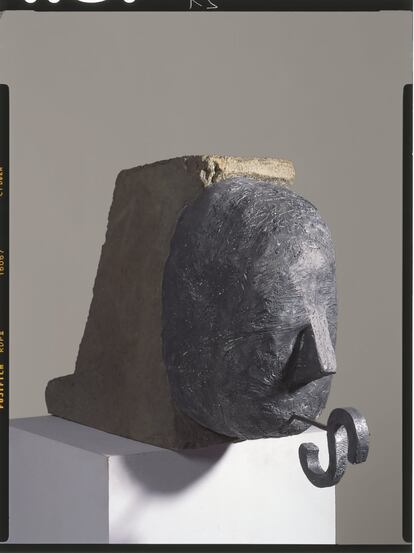 ‘Novia de Muxivén’, 1999. Piedra y plomo, 49 x 23 x 88. Colección particular. 