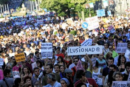 Un momento de la manifestación a su paso por el paseo del Prado, en Madrid.