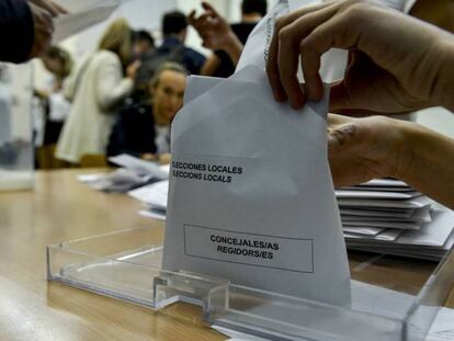 Recuento de votos de las elecciones locales en un colegio de Girona el 26 de mayo de 2019.
